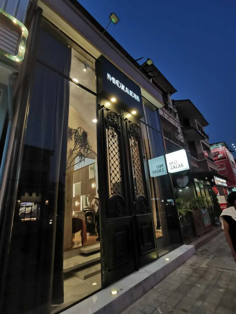 กล่องไฟหน้าร้าน