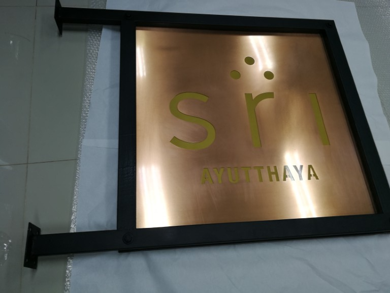 ป้ายข้างตึกแบบบูทิค