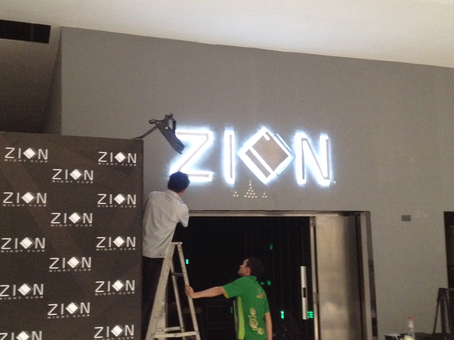 ป้ายร้านบาร์ & ผับ สถานบันเทิง