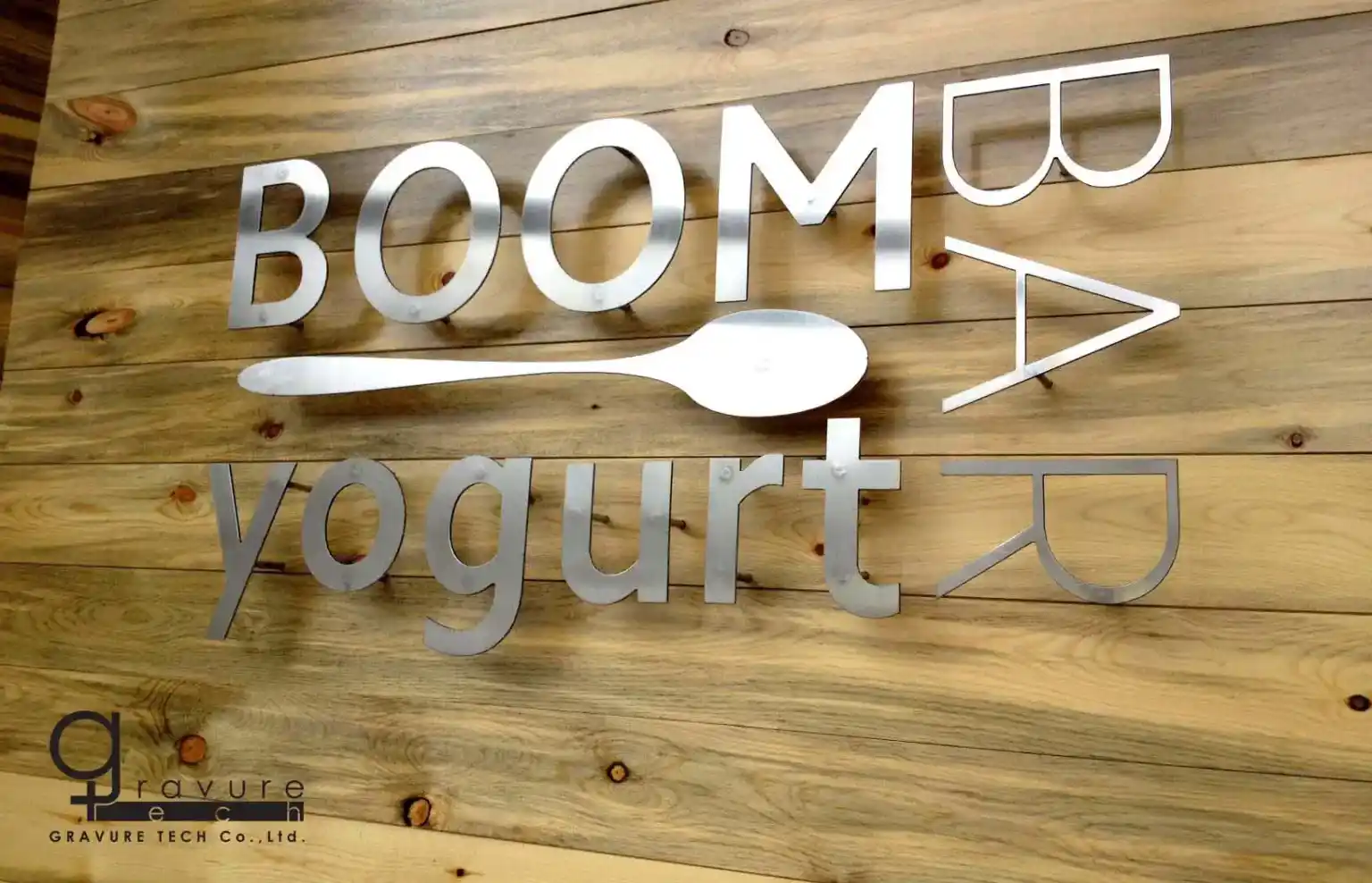 ป้ายตัวอักษรฉลุภายในร้าน