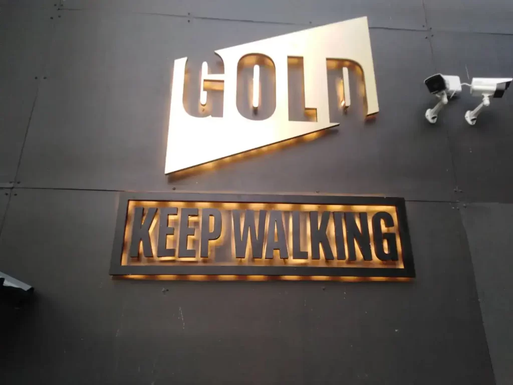 ป้ายสแตนเลส Johnnie Walker Gold Label ตัวอักษร GOLD พร้อมโลโก้ Striding Man