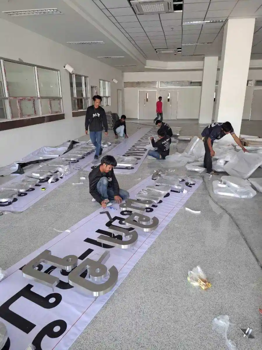 การเตรียมการติดตั้งตัวอักษรสแตนเลส