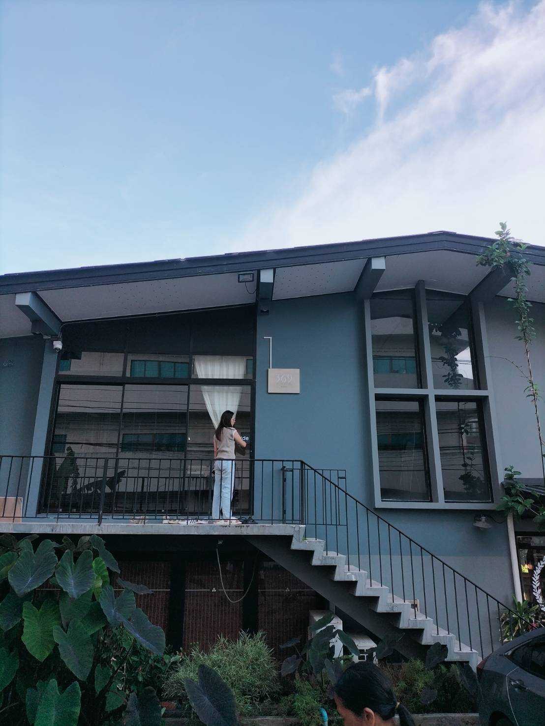 มุมกว้างอาคาร 369 Expertise in Design ป้ายสแตนเลสตัวอักษรนูนมองเห็นชัดจากระยะไกล ผลิตโดย Scinage