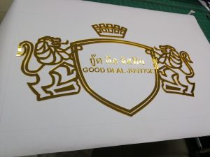 โลโก้สแตนเลสชุบทอง Good Deal Justice ตราโล่สิงห์คู่มงกุฎ งานละเอียดพร้อมผลิตเป็นป้าย ผลิตโดย Scinage