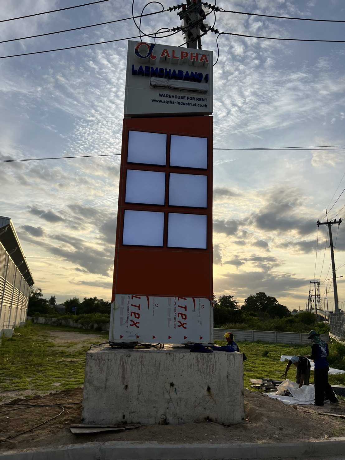 ป้ายไพลอนไฟ LED Alpha Laemchabang คลังสินค้าให้เช่า 6 ช่องไฟสว่างในเวลากลางคืน ผลิตโดย Scinage
